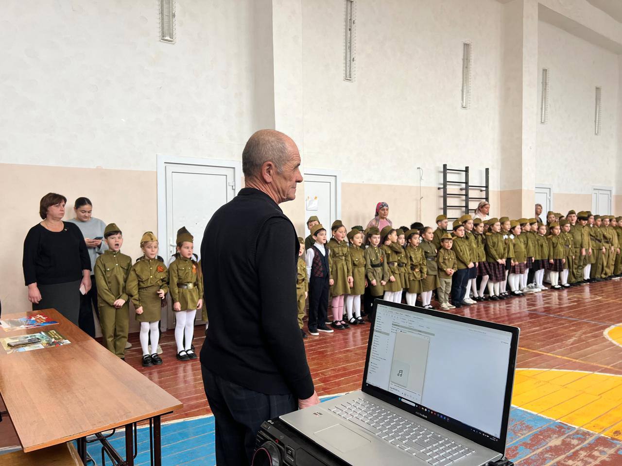 «Смотр строя и песни».